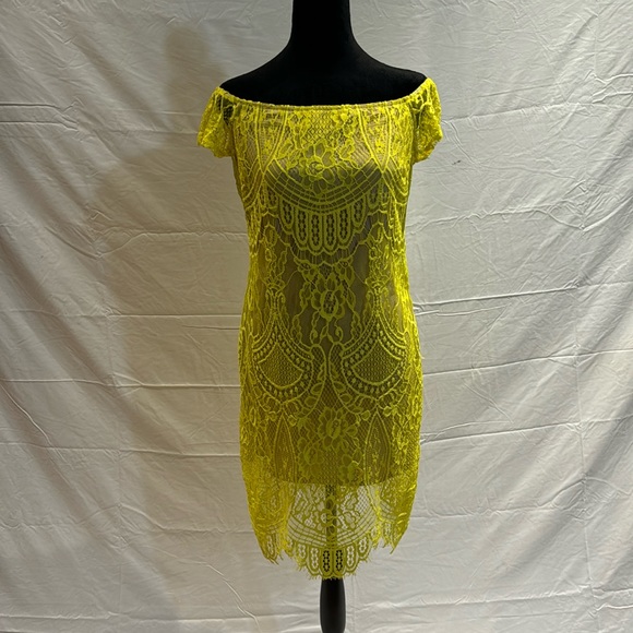 Lace dress - Picture 1 of 12